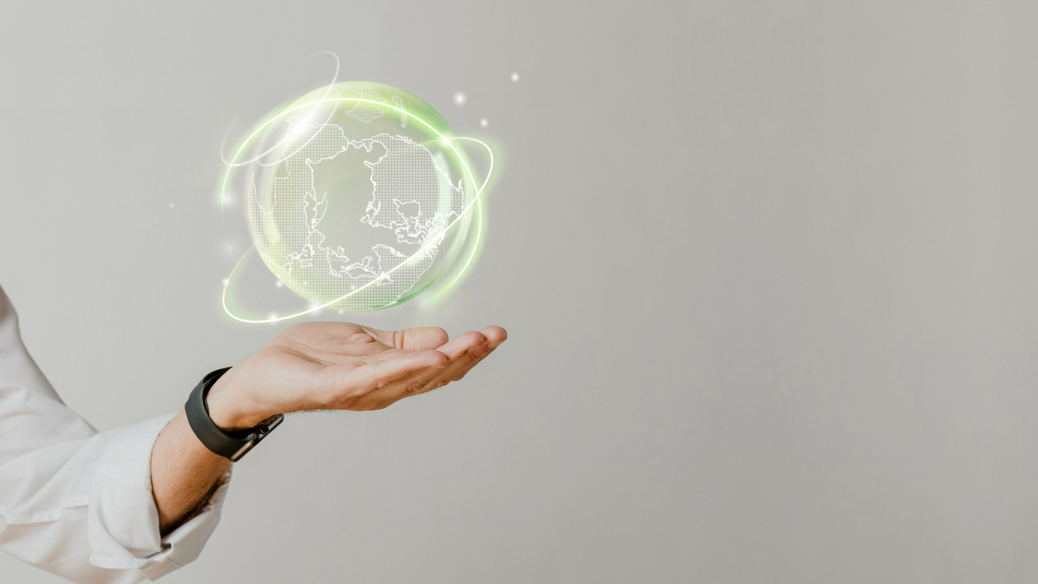 Main qui tient une bulle de technologies vertes