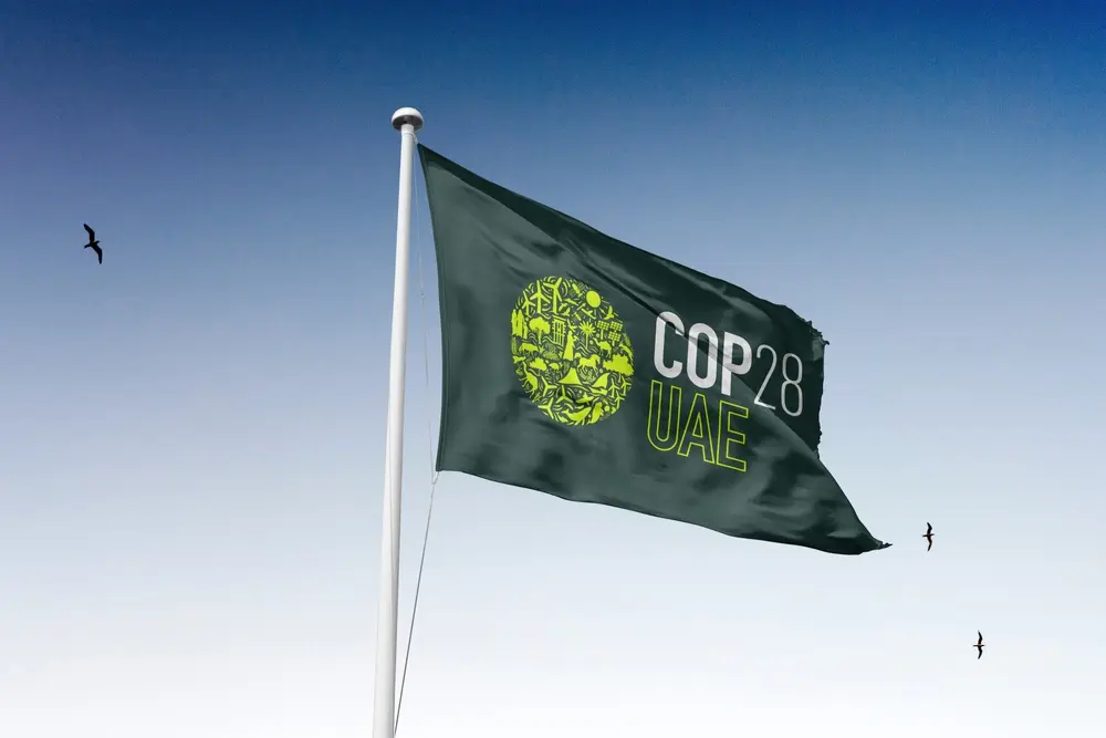 Drapeau de la COP28, représentant l'unité des nations dans l’engagement collectif pour atteindre les objectifs climatiques mondiaux
